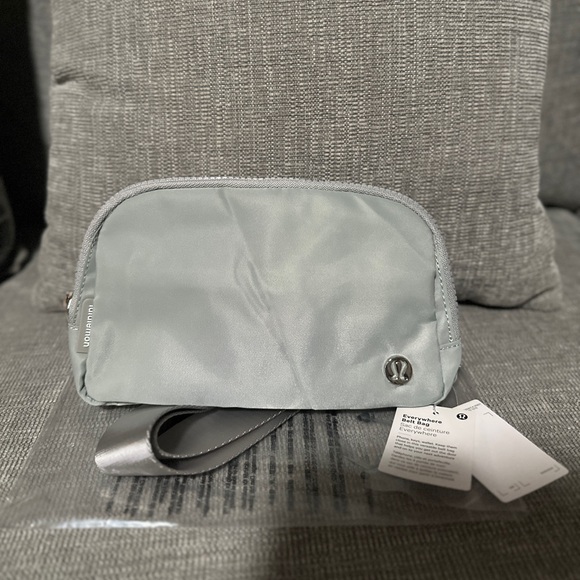 Lululemon everywhere belt bag 1L (Gray) - Picture 1 of 3